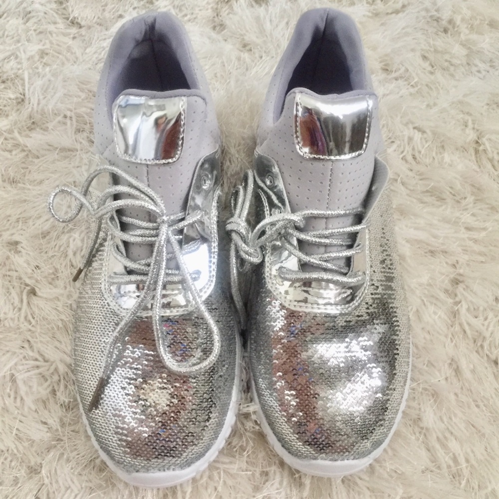Beautiful silver snickers 👌🏼😍